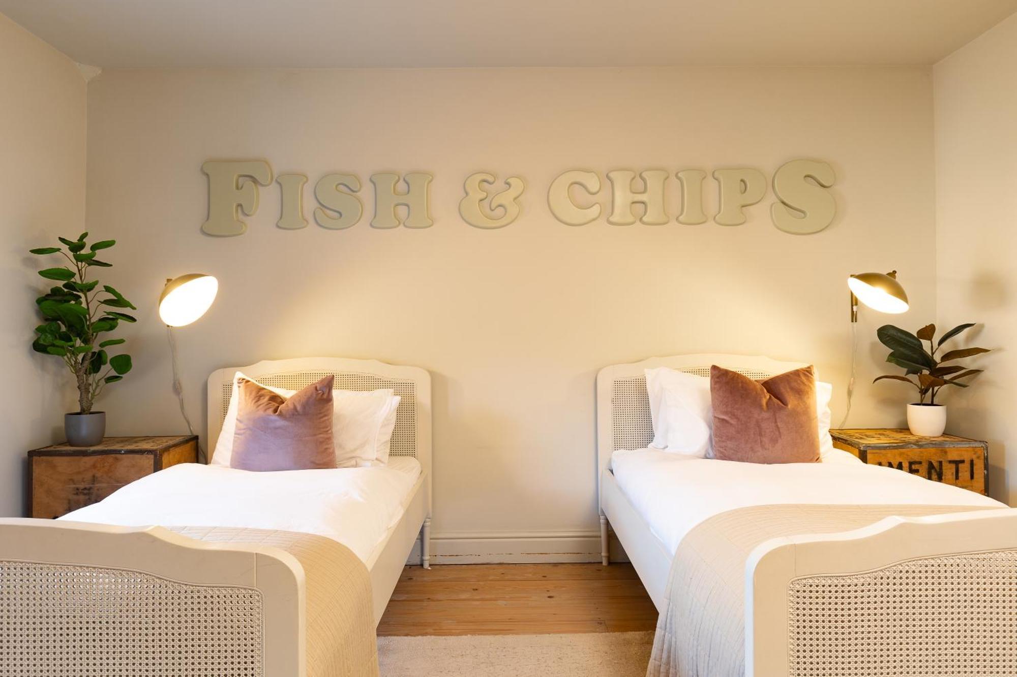 Stylish Seaside Home With King Beds And Parking Скарбъро Екстериор снимка